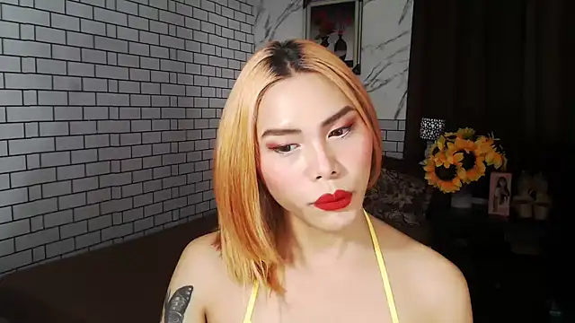 Snapshot of BigAssAlexa chatting on October 5, 1:28 am BigAssAlexa online show from October 5, 1:28 am