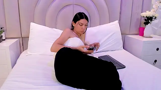 celestebellmont online show from November 21, 12:39 pm