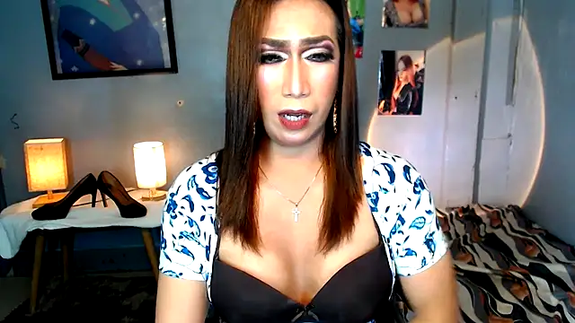 littleredbunny27 online show from June 12, 12:15 pm
