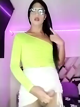 Lauragomezz online show from November 20, 9:10 am