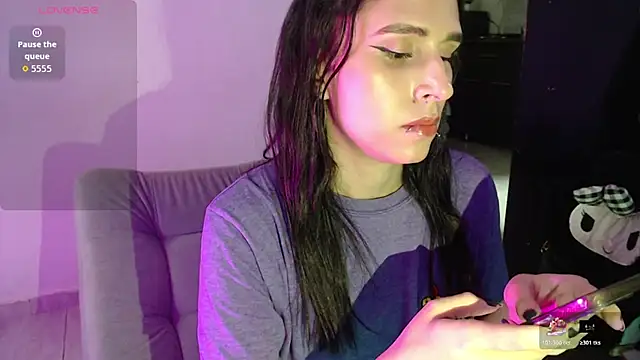 Isabella Hillss online show from August 3, 9:10 pm