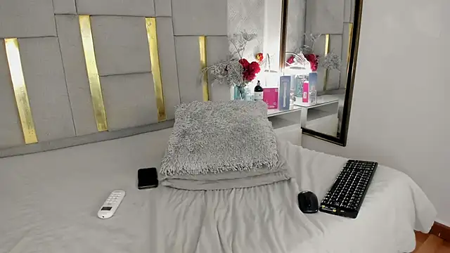 IsisBrown  online show from January 14, 11:03 pm