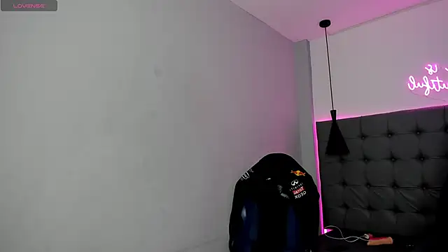 scarletcherry18 online show from June 12, 4:22 am