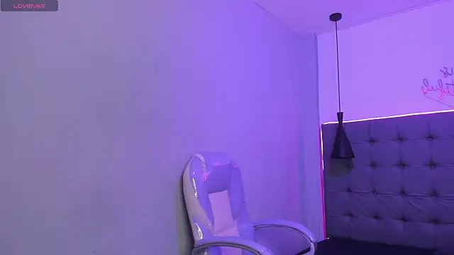 scarletcherry18 online show from August 2, 4:02 am