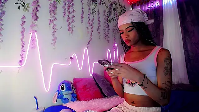 DahliaGill online show from July 8, 9:40 pm
