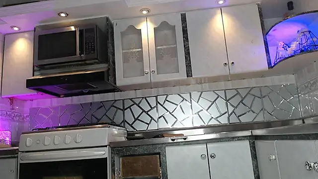 CrisOzzz online show from April 16, 8:31 pm