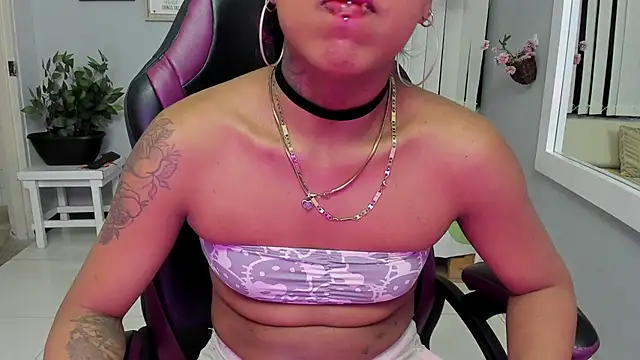 Nahomy Collins  online show from July 8, 9:07 pm