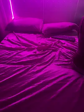 Shynesse21 online show from April 6, 3:45 pm