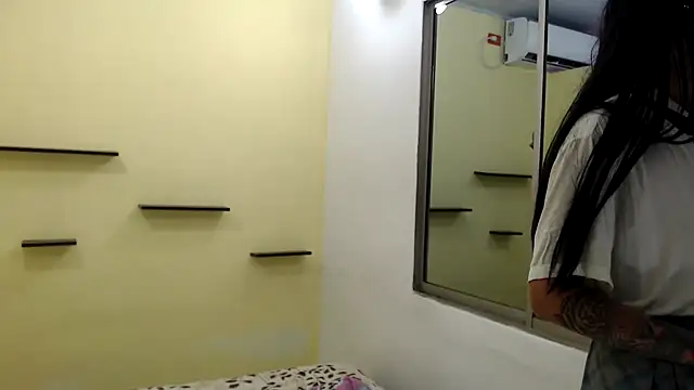 romina white18 online show from April 7, 5:52 am