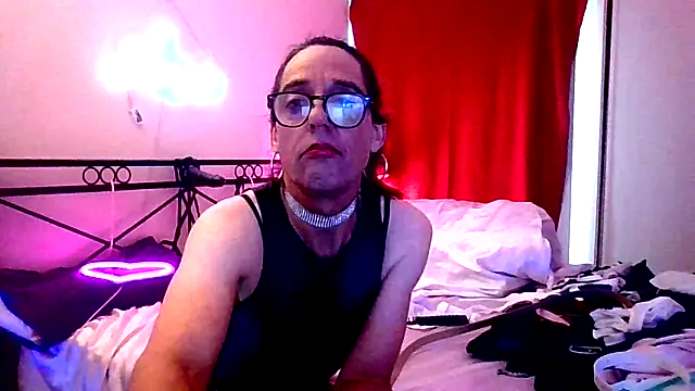 courtney1982 online show from April 5, 11:14 pm