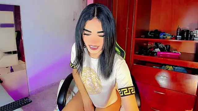 Naomisaenz01 online show from June 26, 5:50 pm