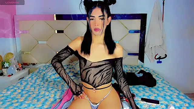 Naomisaenz01 online show from July 28, 4:05 pm