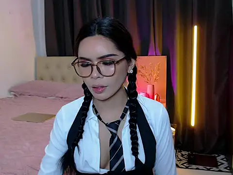 Alexandra Kenn online show from July 6, 8:33 pm
