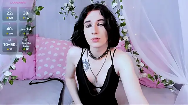 MickeQuinee online show from June 8, 10:03 am