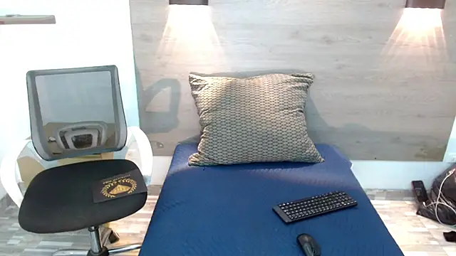 DeboraRaquel online show from July 12, 8:00 pm