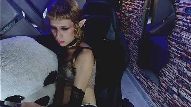 vivienne hadi online show from July 28, 8:52 pm