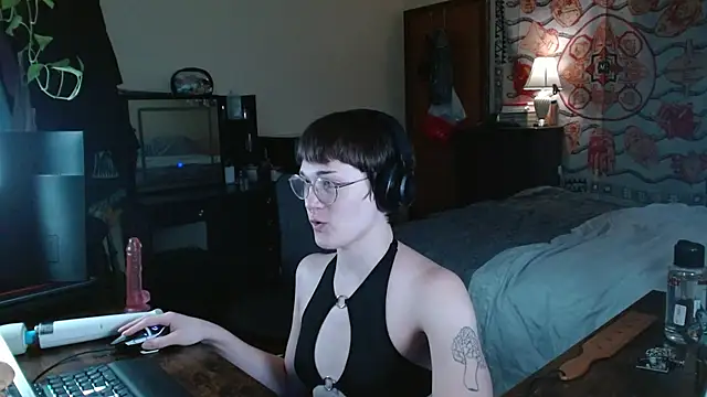 DecemberHoliday online show from July 20, 3:47 pm