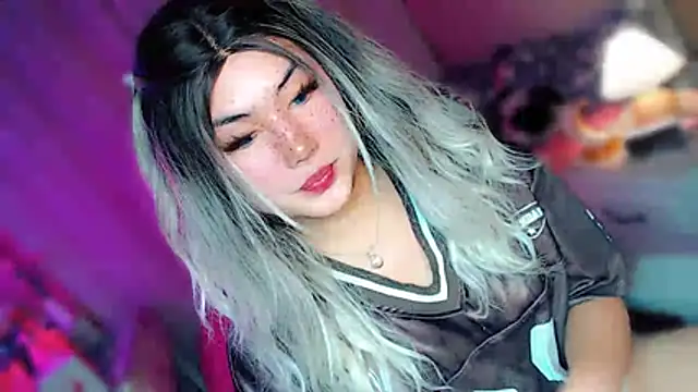 HOTnWILDalice online show from July 15, 1:32 am
