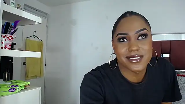 LoraineBigCockTs online show from November 21, 9:16 pm