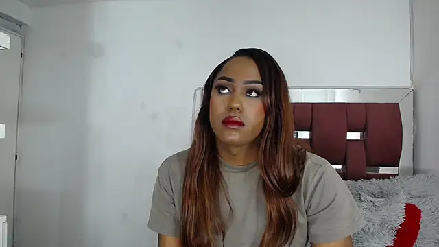 LoraineBigCockTs online show from November 27, 10:00 pm