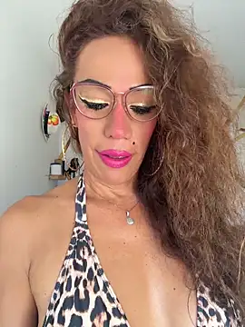 YOURSDEBORA online show from June 17, 8:10 pm