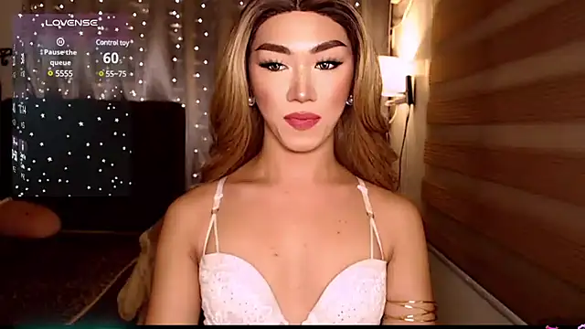 Snapshot of Local_Hoelyx chatting on December 21, 2:58 pm Local Hoelyx online show from December 21, 2:58 pm