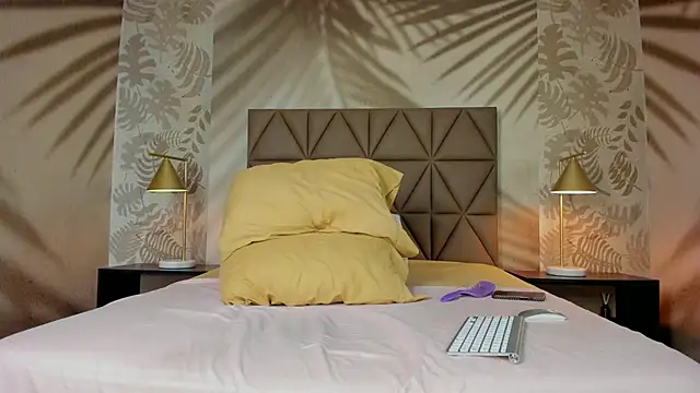 Scarleett 22 online show from February 20, 8:00 pm