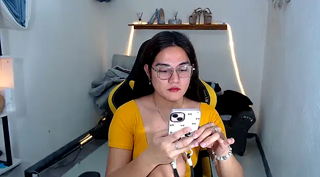 MarieLoveGlamorous online show from February 8, 10:39 am