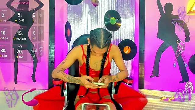 nickyminach  online show from October 18, 7:28 pm