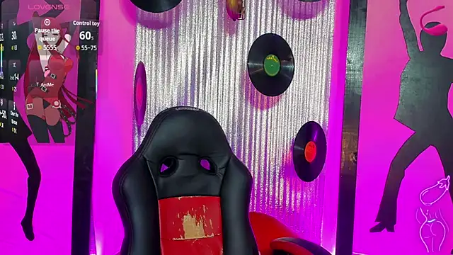 nickyminach  online show from April 8, 7:37 pm